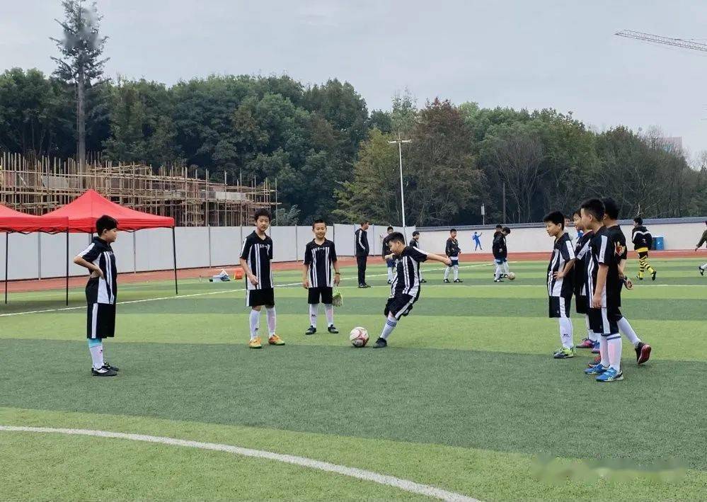 【星空·综合体育】
怀揣梦想 心存期待——乐平一小足球队到场市足球联赛剪影(图6)