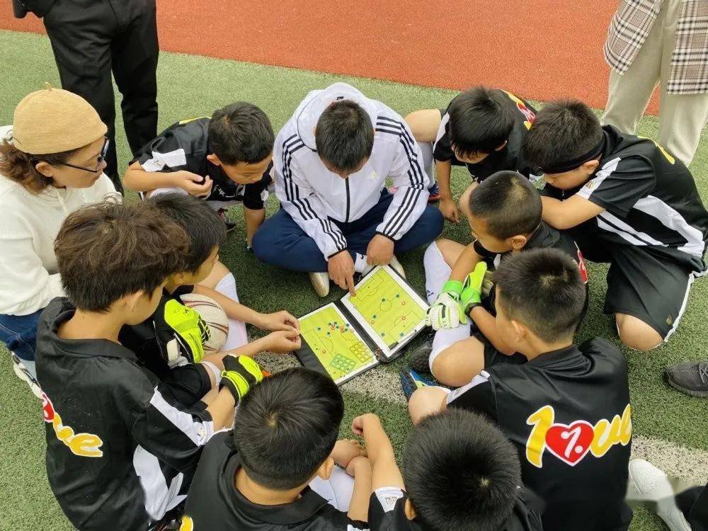 【星空·综合体育】
怀揣梦想 心存期待——乐平一小足球队到场市足球联赛剪影(图7)