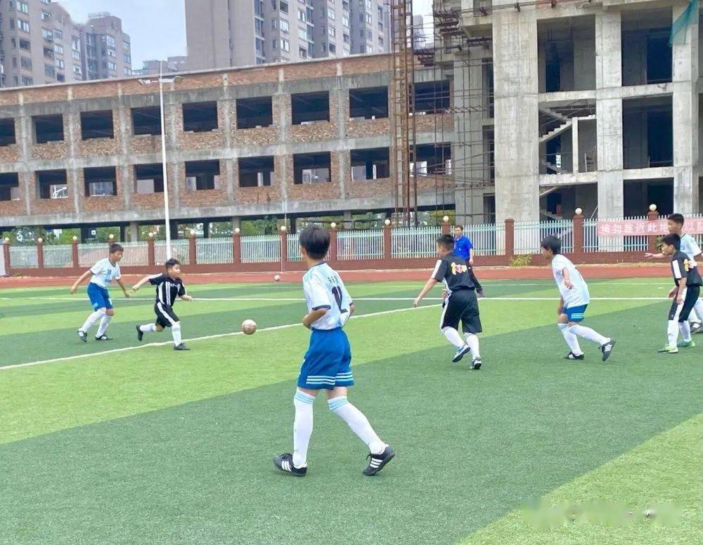 【星空·综合体育】
怀揣梦想 心存期待——乐平一小足球队到场市足球联赛剪影(图12)