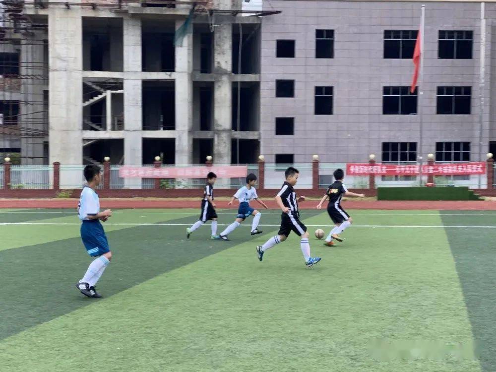 【星空·综合体育】
怀揣梦想 心存期待——乐平一小足球队到场市足球联赛剪影(图16)