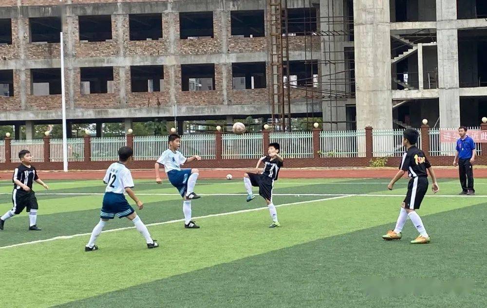 【星空·综合体育】
怀揣梦想 心存期待——乐平一小足球队到场市足球联赛剪影(图18)