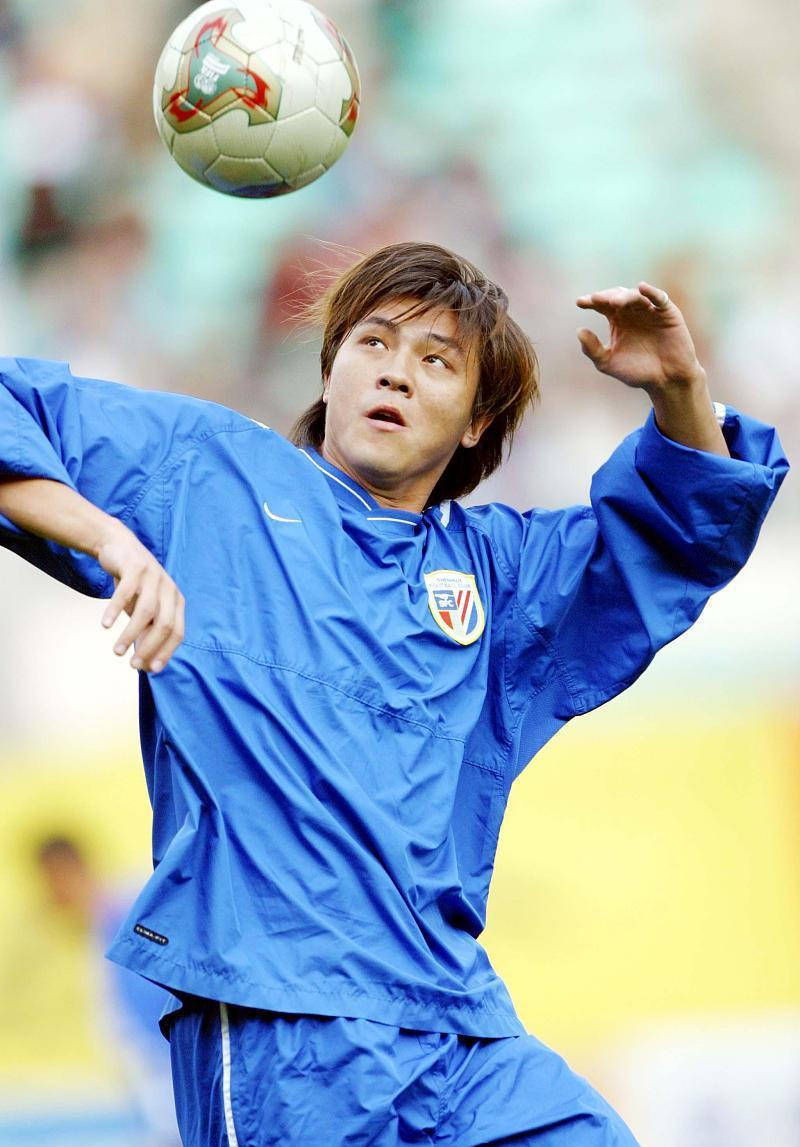 ‘星空·综合体育’
中外射手争霸史：首位洋金靴降生 不少国脚级外援到甲A淘金(图7)